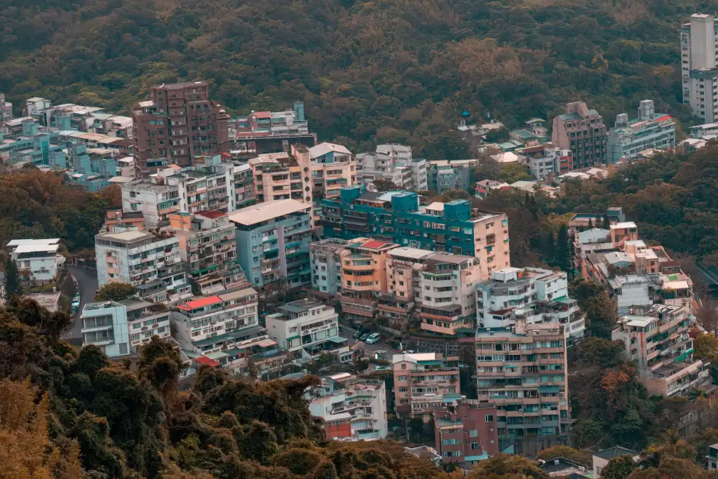 华中地区建筑涂料选型要点与施工适配性分析